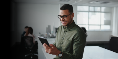 Mann; Lachen; Tablet