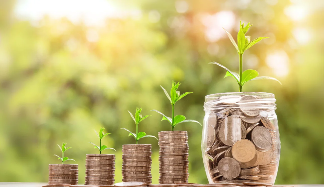 Geldglas zur Veranschaulichung des finanziellen Wachstums