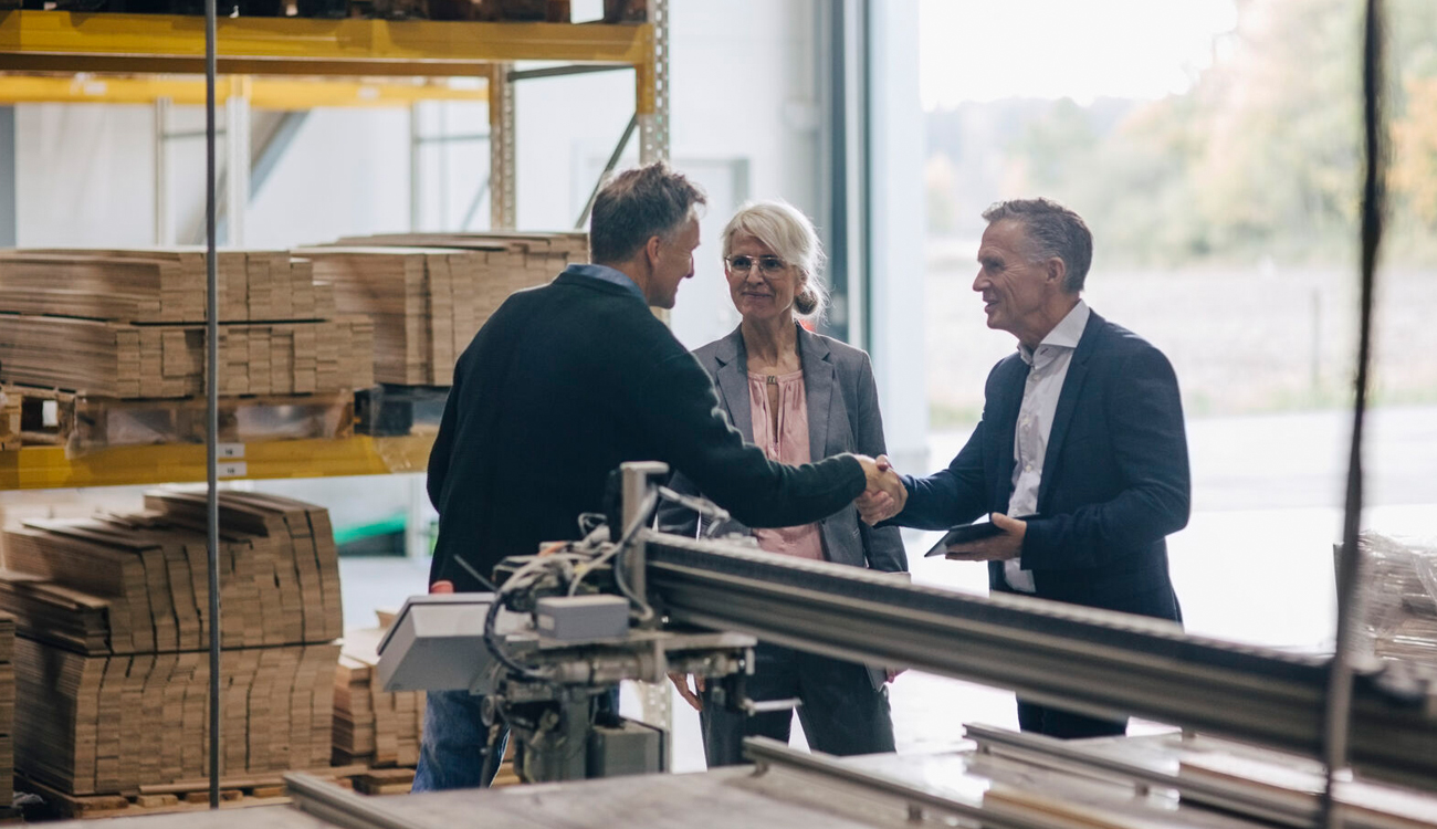 Hände schütteln, mehrere Personen, Geschäftsleute, Mittelstand, Maschinen, Lächeln