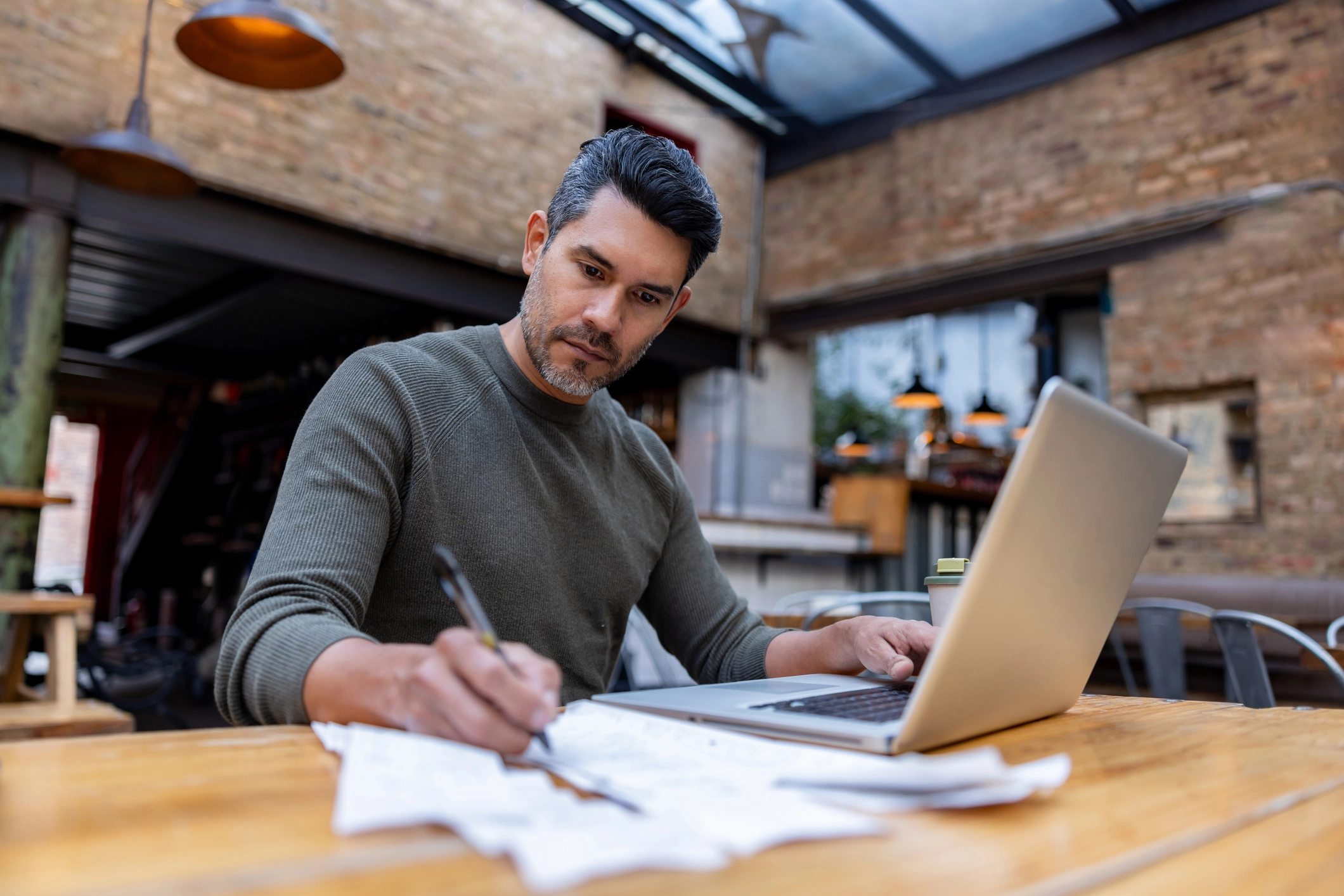 Mann arbeitet an Laptop